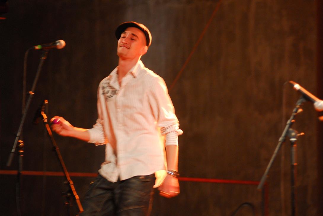 ili Yes singing